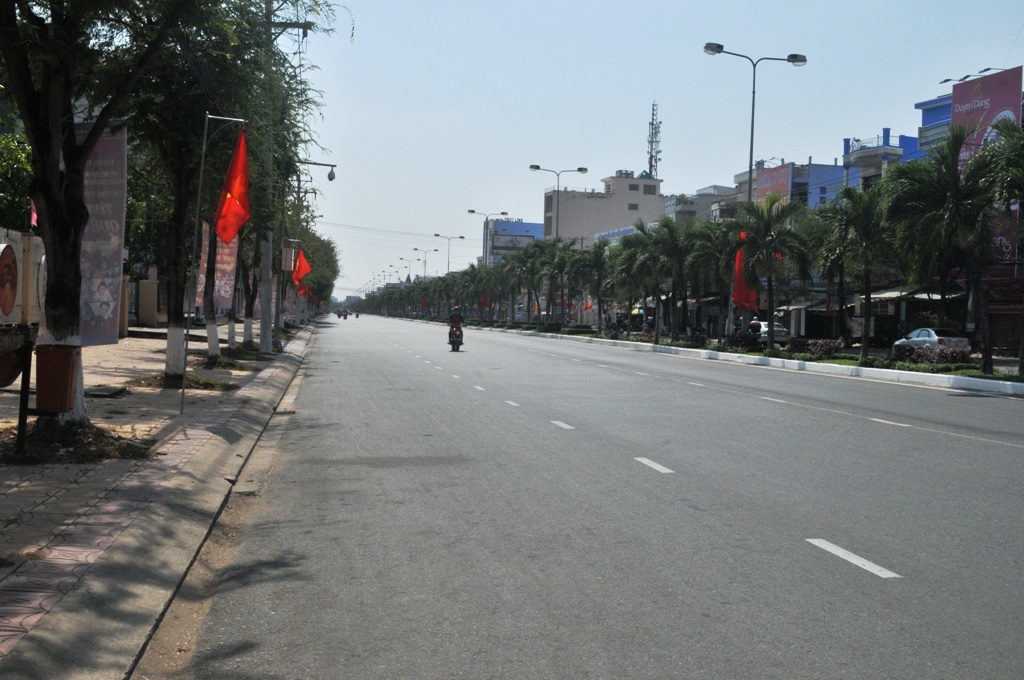 
Đường 30/4 sáng mồng 1 Tết vắng tanh..

 
