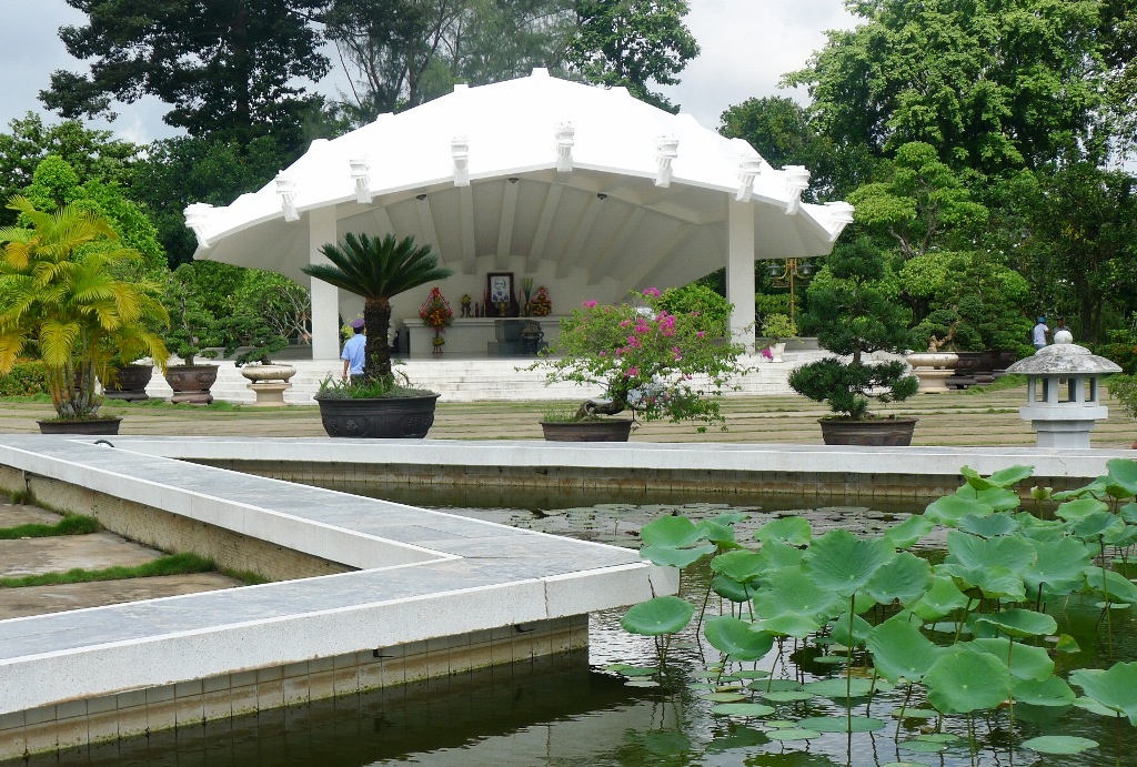 Khu di tích cụ Phó bảng Nguyễn Sinh Sắc thu hút hơn 150.000 lượt khách tham quan - 1 Tính từ 29 Tết đến mồng 6 Tết đã có hơn 150.000 lượt khách đến viếng và tham quan Khu di tích cụ Phó bảng Nguyễn Sinh Sắc - thân sinh Chủ tịch Hồ Chí Minh