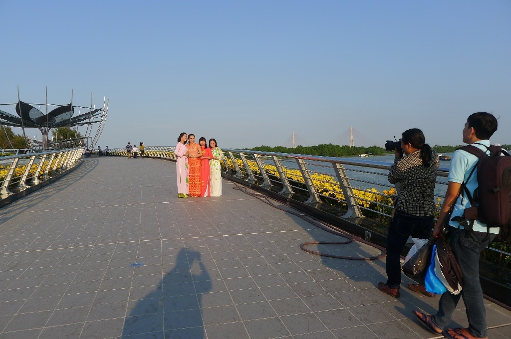 Cận cảnh cây cầu đi bộ đầu tiên ở miền Tây - 8 Rất đông người dân đến tham quan và chụp ảnh lưu niệm...