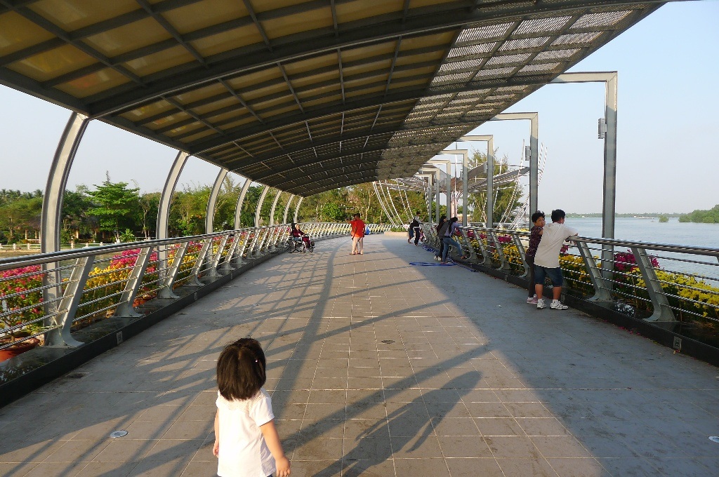 Cận cảnh cây cầu đi bộ đầu tiên ở miền Tây - 3 Phần nhịp chính cầu có mái che... Và các ổ khóa tình yêu trên cầu không còn nữa.