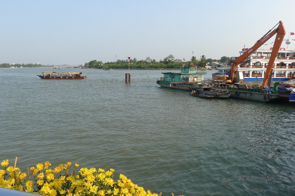 Cận cảnh cây cầu đi bộ đầu tiên ở miền Tây - 7 Hướng nhìn về bến Ninh Kiều có du thuyền, ghe tàu tấp nập