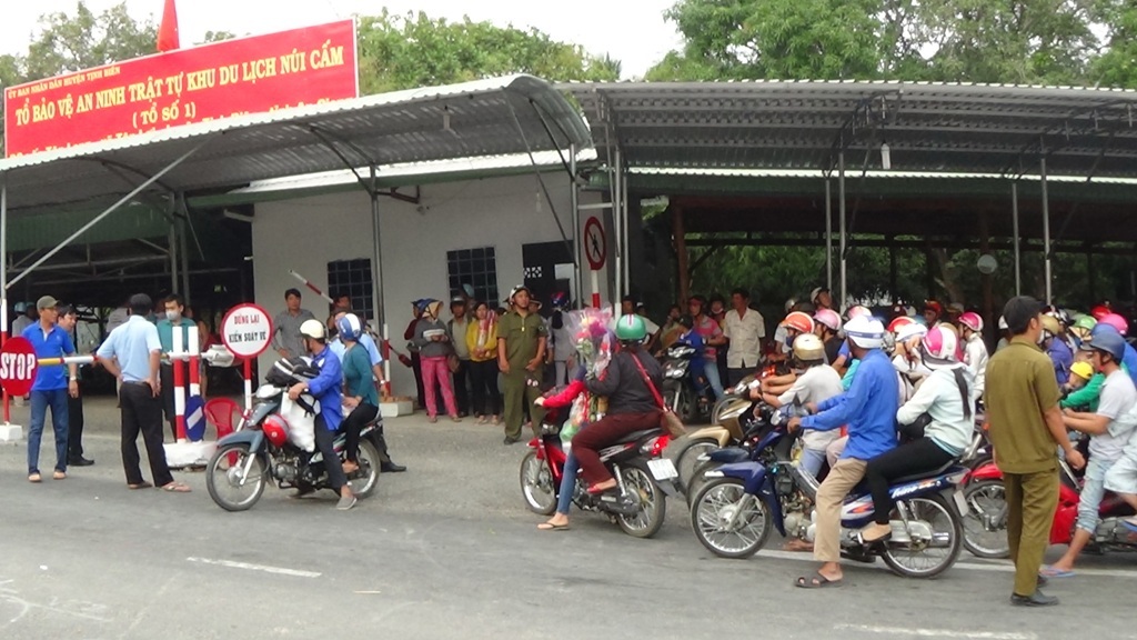 “Khổ” như lên… Núi Cấm - 1