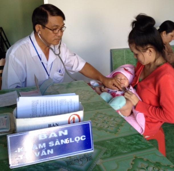 Bí quyết "kéo" y tế cơ sở đến gần với dân của một bác sĩ làng - 2 Một trong những điều bác sĩ Hoàng Dũng tâm niệm là thầy thuốc phải hết lòng chữa bệnh cho người nghèo, những người thiệt thòi...