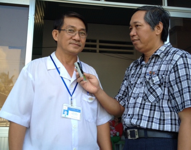 Bí quyết "kéo" y tế cơ sở đến gần với dân của một bác sĩ làng - 1
Hơn 30 năm gắn bó với nghề, bác sĩ Dũng đóng góp rất nhiều cho việc chăm sóc sức khỏe nhân dân