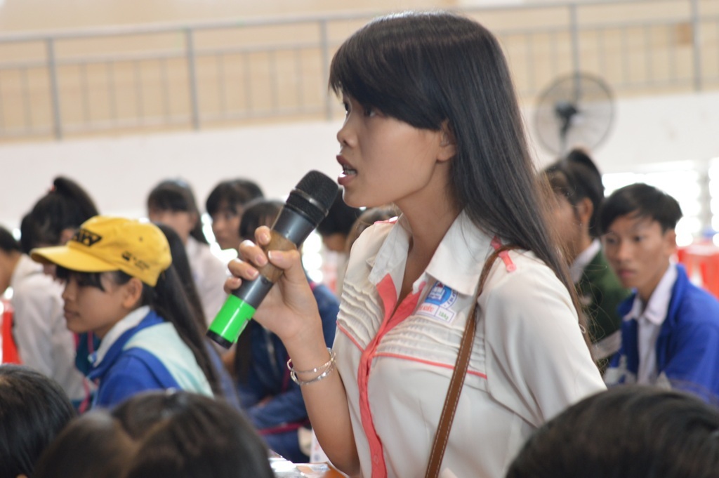 Nhiều nữ sinh quan tâm ngành Cơ khí, Ô tô - 2 Nhiều em học sinh thắc mắc về phần thi năng lực, tuyển thẳng... Ngoài ra có nhiều nữ sinh thắc mắc về ngành học cơ khí, ô tô.