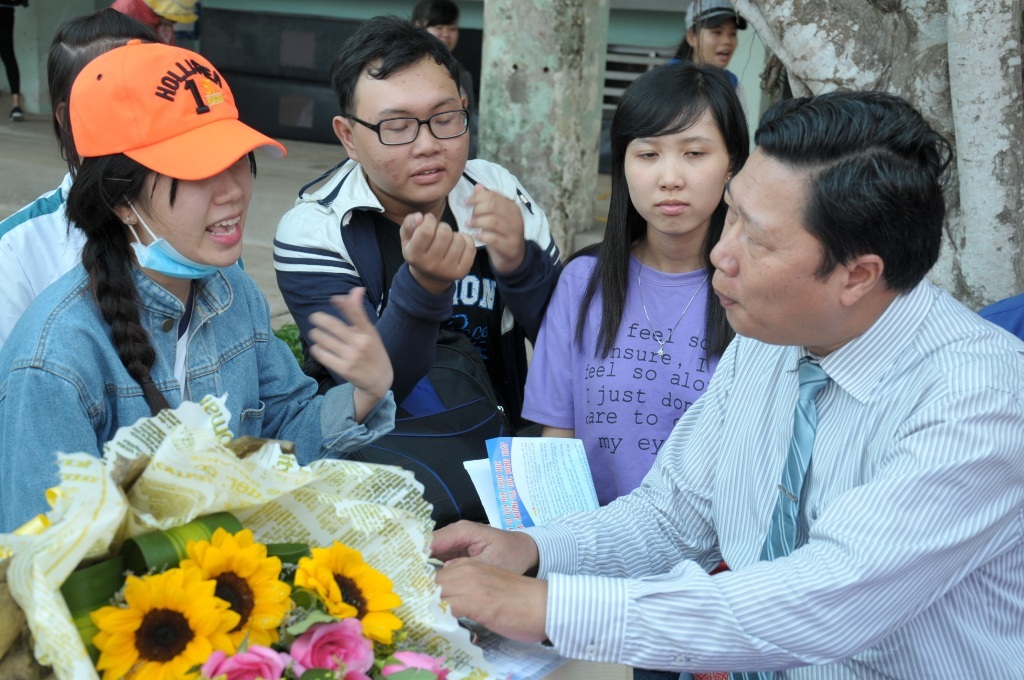Nhiều nữ sinh quan tâm ngành Cơ khí, Ô tô - 3
Tiến sĩ Nguyễn Văn Bản - Phó Hiệu trưởng trường ĐH Đồng Tháp giải đáp thắc mắc cho các em học sinh quan tâm đến các ngành học tại trường này.