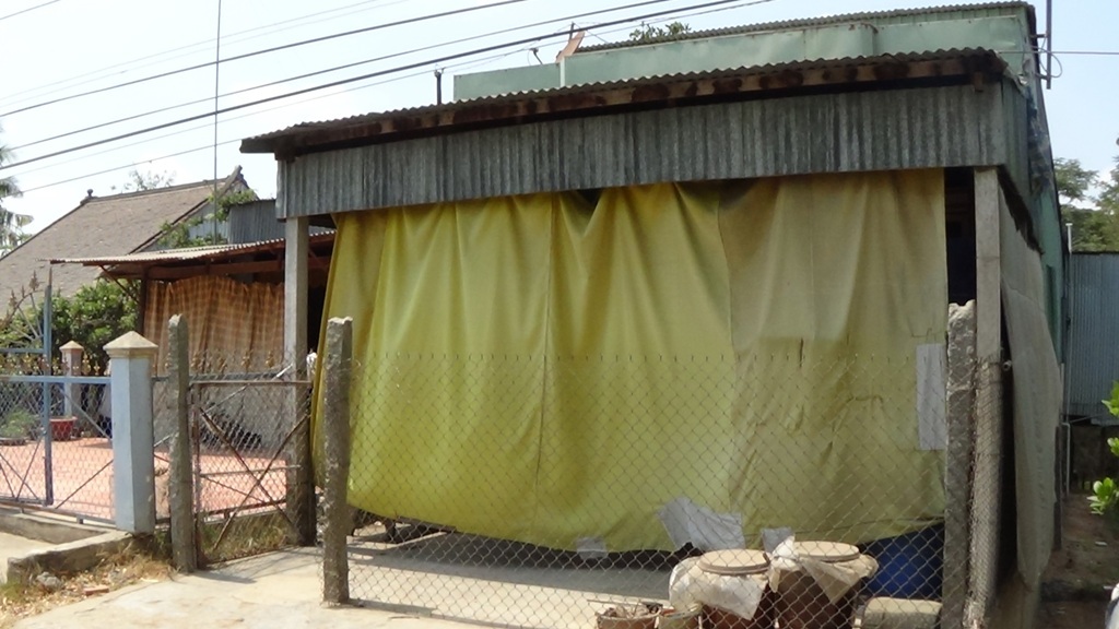 Do khói bụi, bà con ở ấp Khánh Châu phải che chắn như thế này