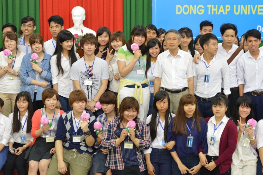 SV ĐH Nhật Bản,ĐH Đồng Tháp hào hứng giao lưu trong ngày 8/3 - 3
Buổi giao lưu càng ý nghĩa hơn khi diễn ra đúng dịp ngày 8/3