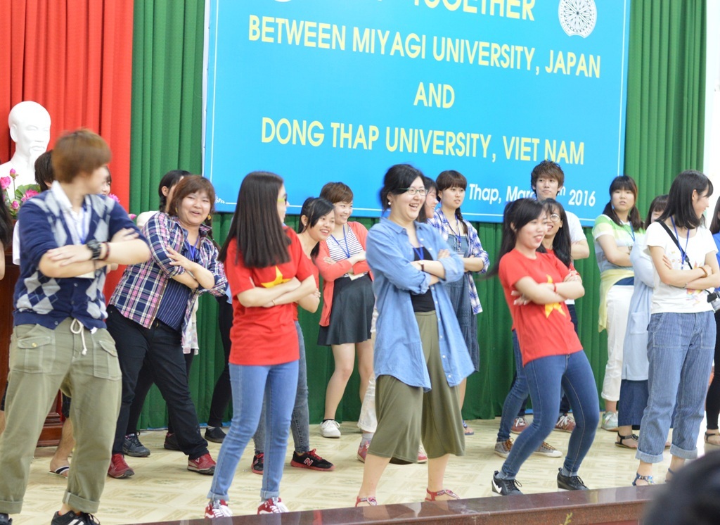 SV ĐH Nhật Bản,ĐH Đồng Tháp hào hứng giao lưu trong ngày 8/3 - 1
Những buổi giao lưu giữa các bạn trẻ như thế này càng giúp các bạn trẻ hai nước có nhiều cơ hội hiểu sâu hơn về văn hóa hai nước