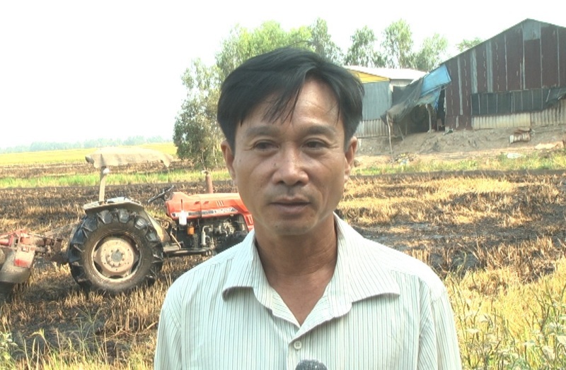 Anh nông dân chế máy đắp bờ khiến nhà nông "thích mê" - 2 Nhờ chiếc máy đắp bờ này, công việc làm ruộng của anh Đế và bà con nông dân thuận lợi và tiết kiệm được nhiều chi phí