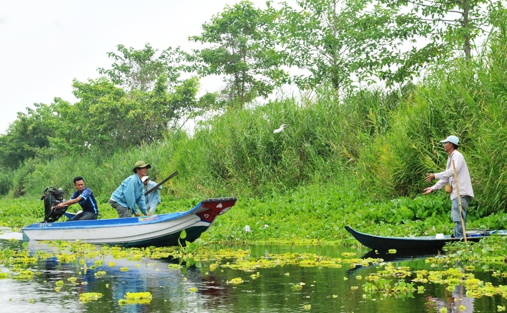 Khám phá bức tranh thuỷ mạc nơi Vườn Quốc gia U Minh Thượng - 7 Tiếp tế cho du khách câu cá