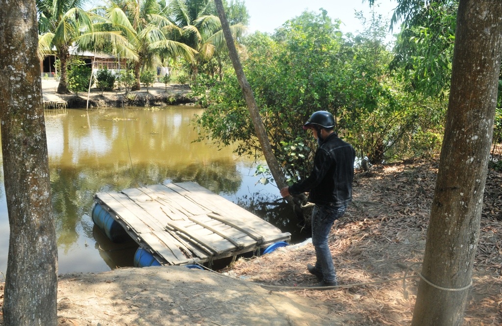 
Cây cầu di động là tấm ván rộng ghép bằng nhiều mảnh gỗ, gắn trên 4 thùng phuy.
