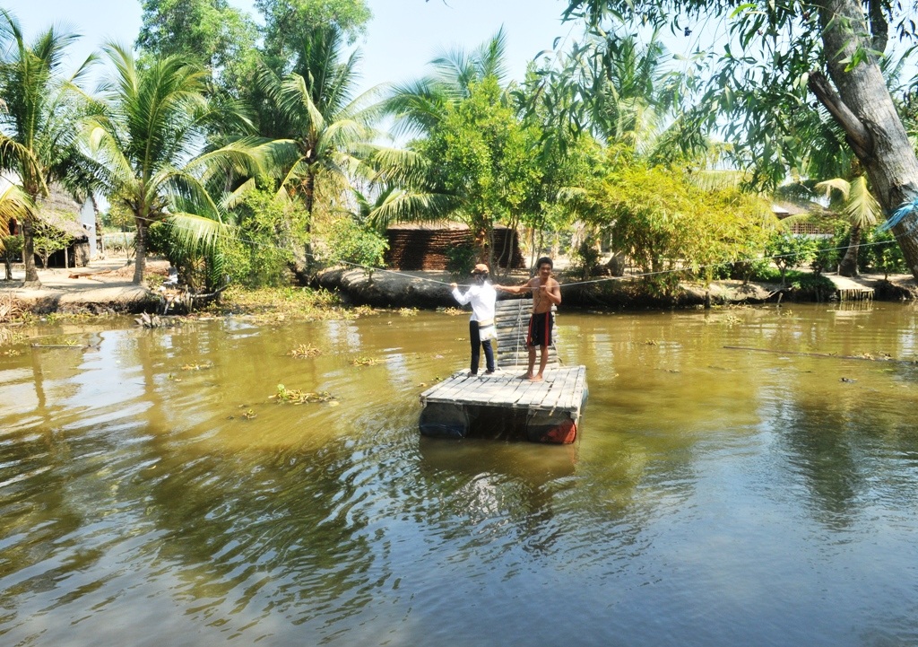 Dù biết qua sông bằng cầu di động nguy hiểm nhưng hiện đây là cách tối ưu với người dân nơi đây.