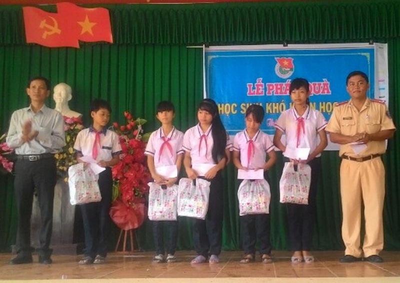 Đoàn viên, thanh niên tặng quà cho học sinh nghèo - 1 Các em học sinh nhận quà lần này là những trường hợp có hoàn cảnh đặc biệt khó khăn trên địa bàn xã Trường Thành.