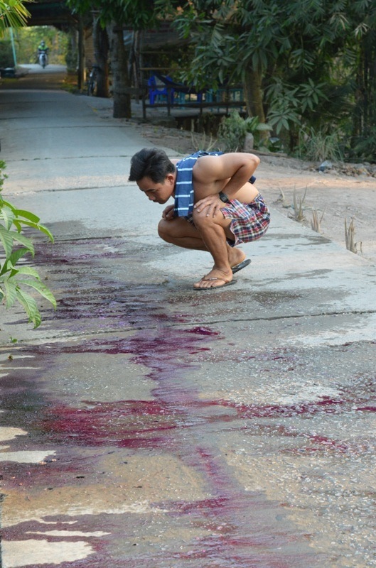 Chất lạ này không chỉ có màu tím mà còn có mùi hắc nồng nặc.