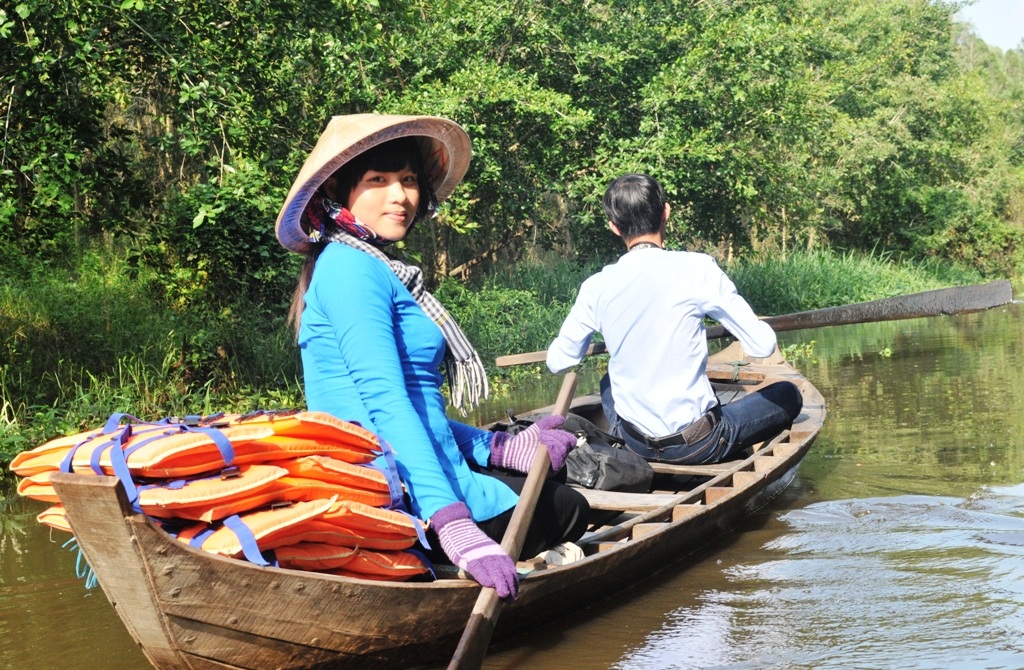Đến Khu du lịch sinh thái Gáo Giồng, du khách sẽ được hướng dẫn viên với trang phục áo bà ba, choàng khăn rằn bơi xuồng đưa du khách tham quan vườn chim...