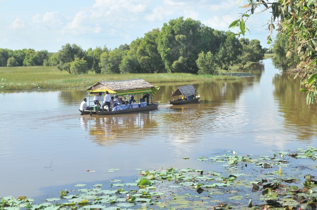 Vào mùa nắng nóng, Du lịch Đồng Tháp có nhiều ưu điểm hơn khi có nhiều điểm tham quan gắn liền với sông nước, thiên nhiên, như: Vườn Quốc gia Tràm Chim, Gáo Giồng, Làng bè Tân Thạnh... Tuy nhiên cần chú ý đến những dịch vụ kèm theo cho du khách ở mỗi điểm du lịch.