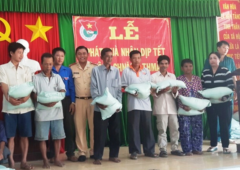 Đoàn viên Công an tặng quà cho bà con nghèo Khmer dịp Tết cổ truyền - 1
Đoàn ủy Công an huyện Thới Lai kết hợp với Huyện đoàn trao tặng 50 phần quà cho bà con nghèo dân tộc Khmer dịp Tết cổ truyền Chol Chnam Thmay.