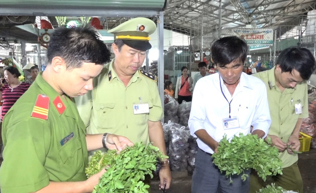 Phát hiện đậu que, cải bắc thảo “ngậm” thuốc trừ sâu - 1
Ngay sau khi phát hiện cả 100kg đậu que và cải bắc thảo của ông Lâm, đoàn kiểm tra liên ngành đã yêu cầu chủ cơ sở tiêu hủy toàn bộ số rau, đậu trên