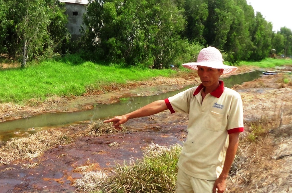 Không "dính" hạn mặn, lúa vẫn chết khô vì sự tắc trách? - 1 Do con kênh này khô nước nên ông Hải cho biết, mọi người muốn có nước phải canh đêm xuống để thay phiên nhau bơm nước.
