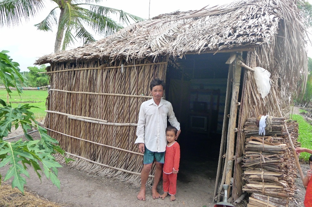 Sau 2 năm chờ đợi căn nhà cổ phiếu, vợ chồng anh Danh Viễn được xã hỗ trợ vay tiền để mua đất, cất căn nhà lá này che nắng che mưa...
