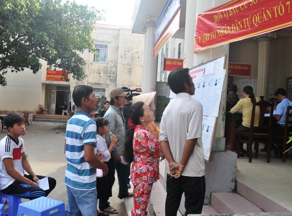 Một tổ bầu cử bị hủy kết quả vì phát hiện vi phạm - 1 Người dân xã đảo Thổ Châu đọc kỹ lí lịch các đại biểu trước khi lựa chọn.
