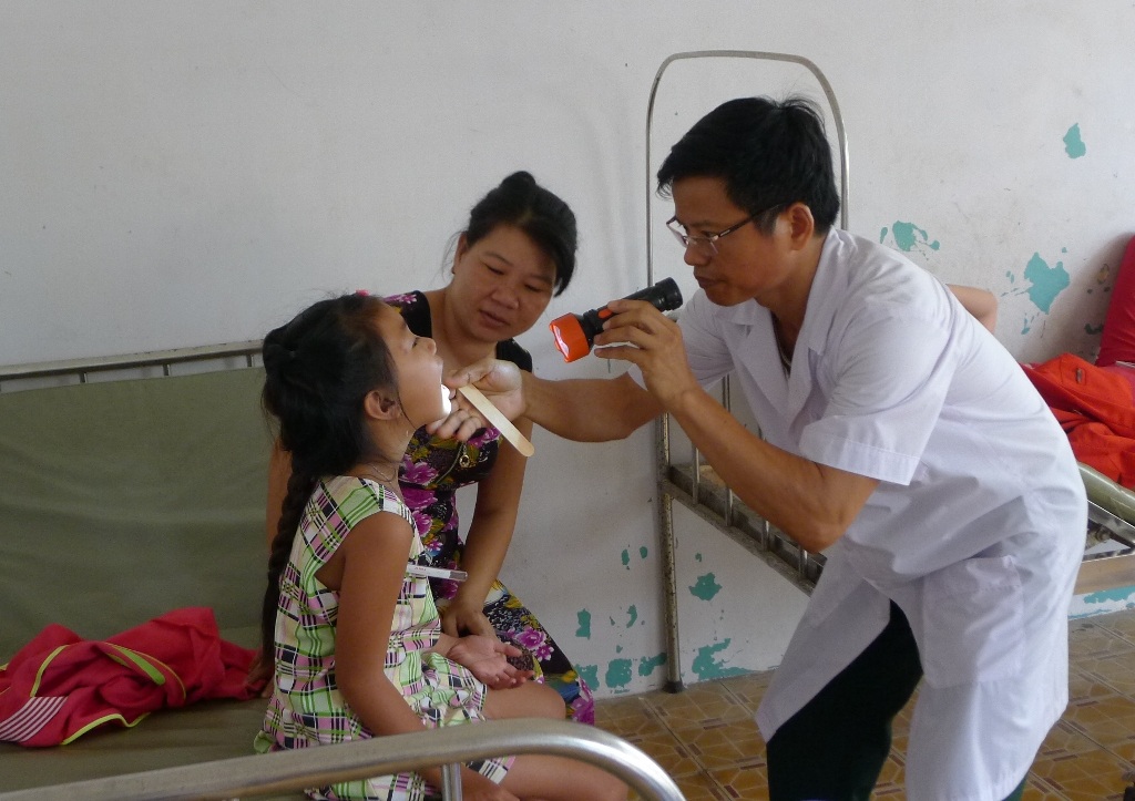 Người dân cho biết, ngoài những trang thiết bị như xét nghiệm, máy chụp x quang... bị hư hỏng thì hai bác sĩ của trạm y tế cùng đi học một lượt nên cũng gây khó khăn cho việc khám chữa bệnh