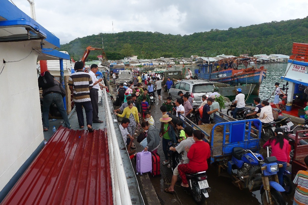 Một vài ngày tới, cảng cá bãi Ngự sẽ vắng tanh vì tất cả tàu, ghe và khoảng 40% dân cư chuyển qua bãi Dong tránh gió và định cư sinh sống đến tháng 8 âm lịch.