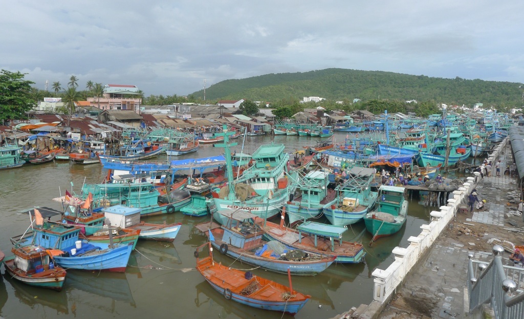 
Riêng các tàu cá ở Phú Quốc đã vào các cảng và các vịnh trên đảo neo đậu an toàn. Hiện thời tiết trên vùng biển Phú Quốc - Rạch Giá vẫn còn xấu
