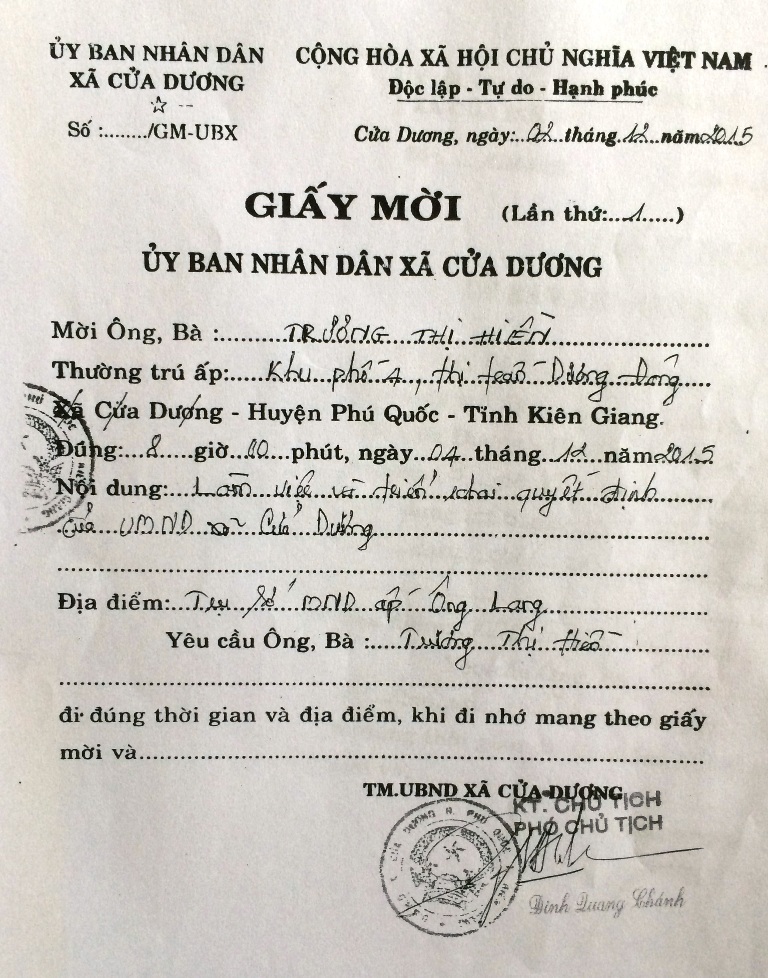 Kiên Giang: Chủ tịch xã ra quyết định xử phạt có nhiều khuất tất, dân kiện ra tòa - 4 Ngày 2/5/2015 UBND xã Cửa Dương mời bà Hiền đến ủy ban để triển khai quyết định của UBND xã nhưng ngày 3/5/2015 mới thành lập đoàn kiểm tra về đất đai và ngày 4/5/2015 bà Hiền mới bị lập biên bản vi phạm hành chính? Nghĩa là UBND xã đã tiên liệu được bà Hiện vi phạm về đất đai?