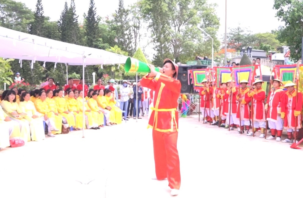 Trang nghiêm nghi lễ rước tượng Bà Chúa Xứ Núi Sam - 1 Trang nghiêm nghi lễ rước tượng Bà Chúa Xứ Núi Sam - 1