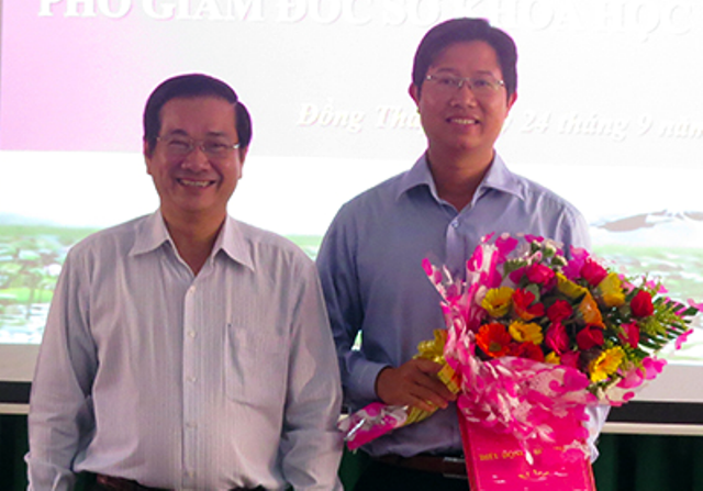 Bí thư xã bị hủy tư cách đại biểu vì ứng cử HĐND cả 3 cấp - 2 Ông Huỳnh Minh Tuấn - Giám đốc Sở Khoa học và Công nghệ tỉnh Đồng Tháp (trái) trúng cử vào HĐND tỉnh, nhiệm kỳ 2016 - 2021 (ảnh: Cổng thông tin Đồng Tháp)