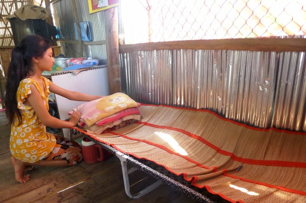Vợ bỏ đi biệt tích, cha khốn khổ nuôi 3 đứa con trong nghèo khó - 9
Hai chị em Hạnh và Duyên ngủ trên cái ghế xếp này, tuy nhiên cháu Hạnh luôn nhường cho em của mình nằm, còn cháu Hạnh nằm dưới sàn nhà ngay bên cạnh