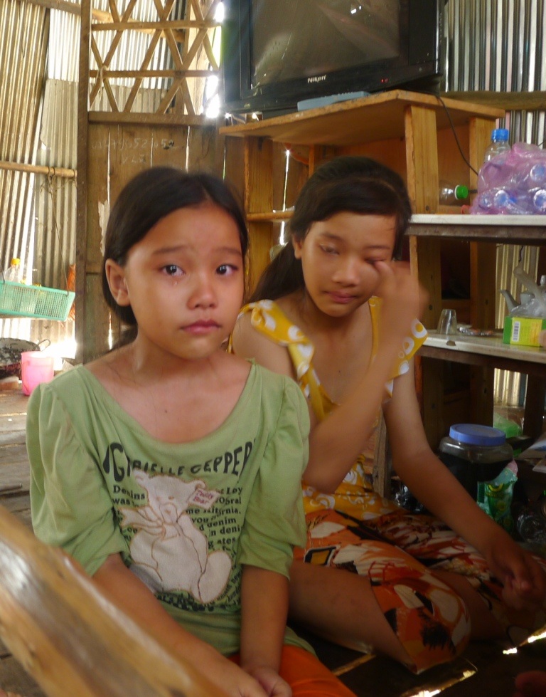 Vợ bỏ đi biệt tích, cha khốn khổ nuôi 3 đứa con trong nghèo khó - 4
Nhắc đến mẹ, hai cháu Duyên và Hạnh đều khóc nức nở
