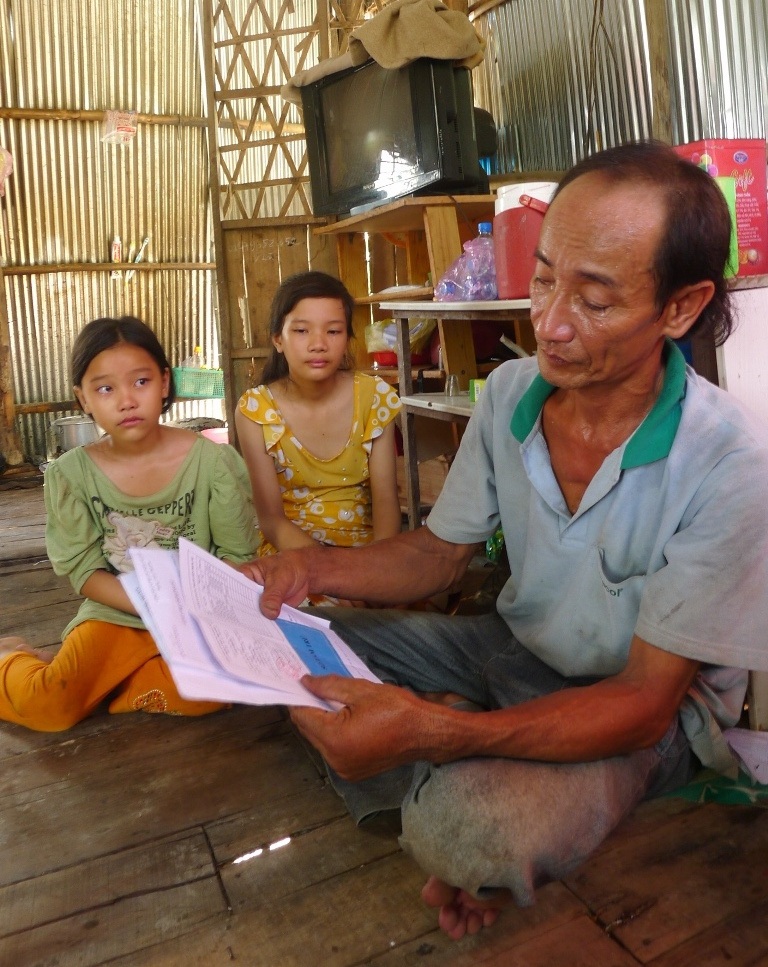 Vợ bỏ đi biệt tích, cha khốn khổ nuôi 3 đứa con trong nghèo khó - 1
Từ ngày cháu Thế Anh gặp tai nạn rồi vợ của ông Được bỏ đi... cuộc sống 4 cha con ông Được luôn rơi vào cảnh túng bẩn