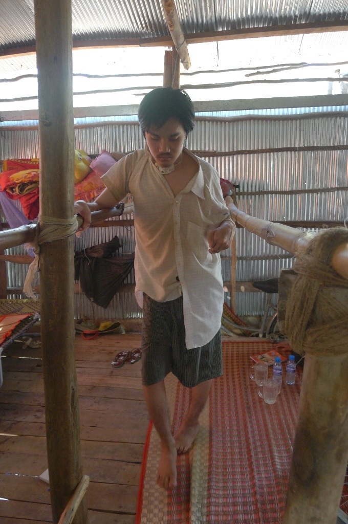 Vợ bỏ đi biệt tích, cha khốn khổ nuôi 3 đứa con trong nghèo khó - 10
Nhờ vào cây cầu tre mà ông Được bắc giữa nhà cho Thế Anh tập đi, đến nay Thế Anh có thể đi lại được như thế này. Do vậy, nếu bệnh tình của Thế Anh được chữa trị tích cực, Thế Anh sẽ sớm phục hồi và lao động được