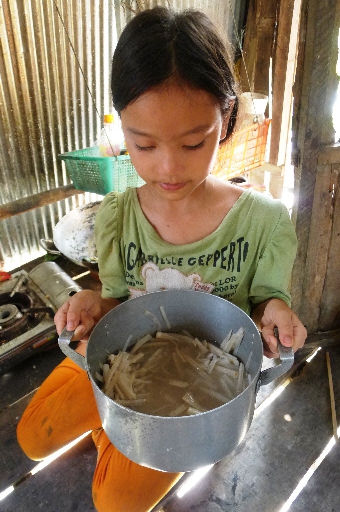 Vợ bỏ đi biệt tích, cha khốn khổ nuôi 3 đứa con trong nghèo khó - 8
Cháu Duyên cho biết, những bữa cơm ăn độn thêm canh thân cây chuối non thế này là thường xuyên với gia đình cháu