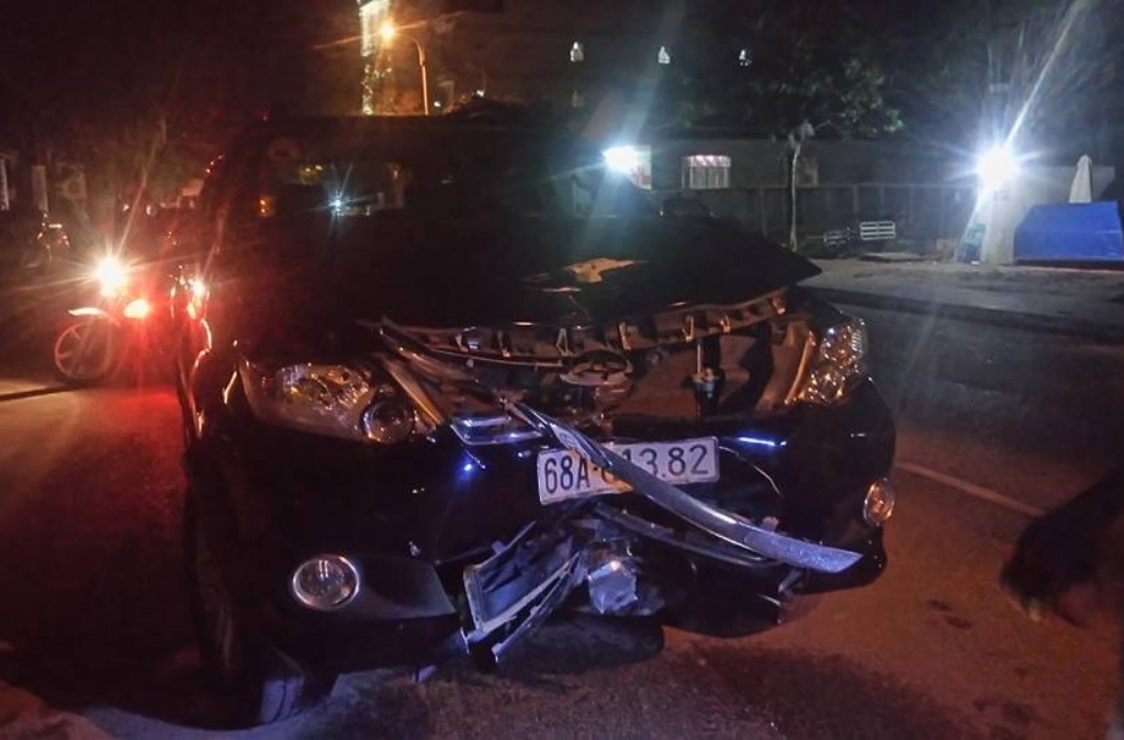 Một ngày 3 vụ tai nạn giao thông, 4 người chết - 1 Vụ tai nạn xảy ra vào lúc 22 giờ 50 ngày 1/6 giữa chiếc ô tô này với chiếc xe máy làm một người chết (ảnh do bạn đọc cung cấp)