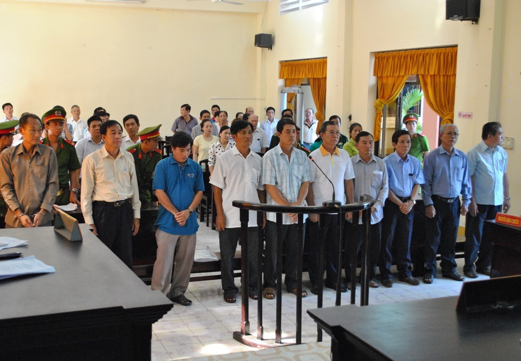 Nhiều bị cáo chối tội, TAND Kiên Giang chưa thể kết tội 10 cán bộ hải quan - 1 Kết thúc ngày xét xử thứ 2, chỉ có 4/10 bị cáo nhận tội