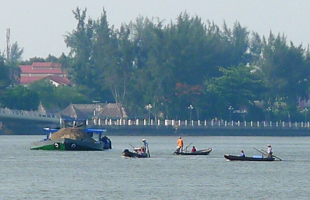 Thờ ơ với qui định mặc áo phao khi đi tàu, phà - 4 Trên sông Cần Thơ (bến Ninh Kiều) nhiều năm qua tồn tại cả chục chiếc ghe tam bản hoạt động chui thế này để đưa khách sang sông hoặc chở khách du ngoạn thăm cầu Cần Thơ, chợ nổi Cái Răng... Và chẳng biết chuyện gì xảy ra khi va chạm, vì hành khách không mặc áo phao, trên ghe cũng không có dụng cụ nổi..