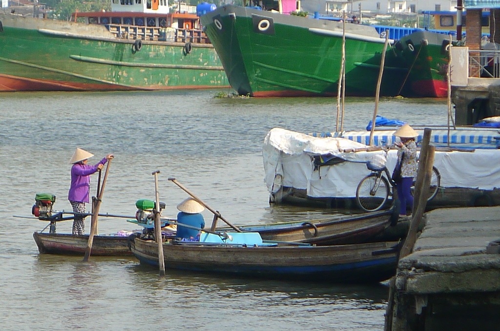 Thờ ơ với qui định mặc áo phao khi đi tàu, phà - 5
Một bến đò chui hoạt động trên sông Cần Thơ... theo tiêu chí 3 không: không giấy phép hoạt động, không áo phao, không chứng chỉ hành nghề
