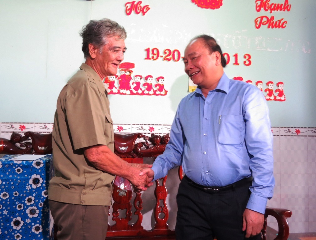 Thủ tướng đánh giá cao Đề án Tái cơ cấu nông nghiệp của Đồng Tháp - 2 Thủ tướng Nguyễn Xuân Phúc đến thăm một số gia đình thương binh, thân nhân liệt sĩ tại Đồng Tháp (ảnh: Như Ý)