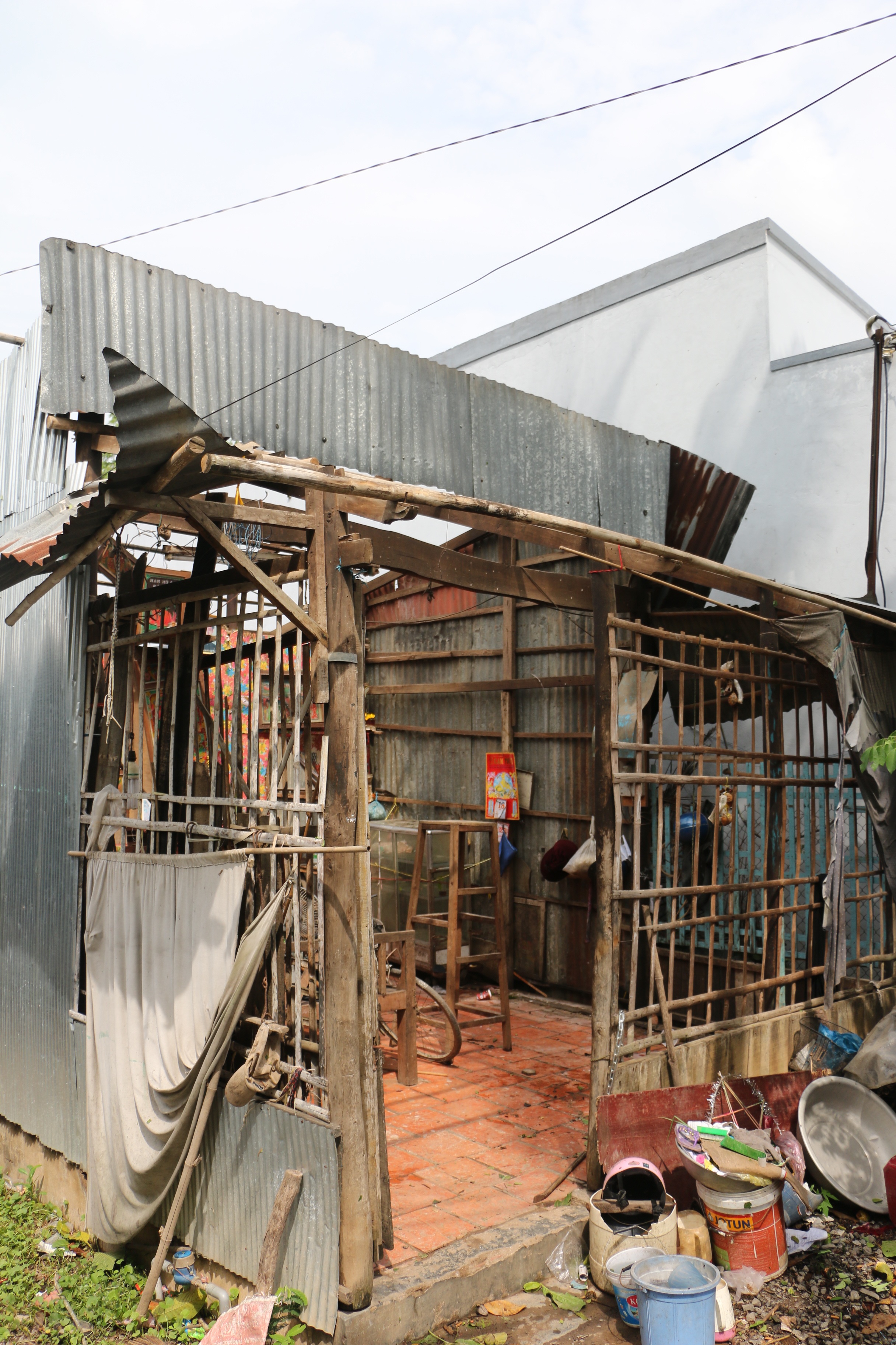 Hàng trăm căn nhà bị tốc mái như thế này