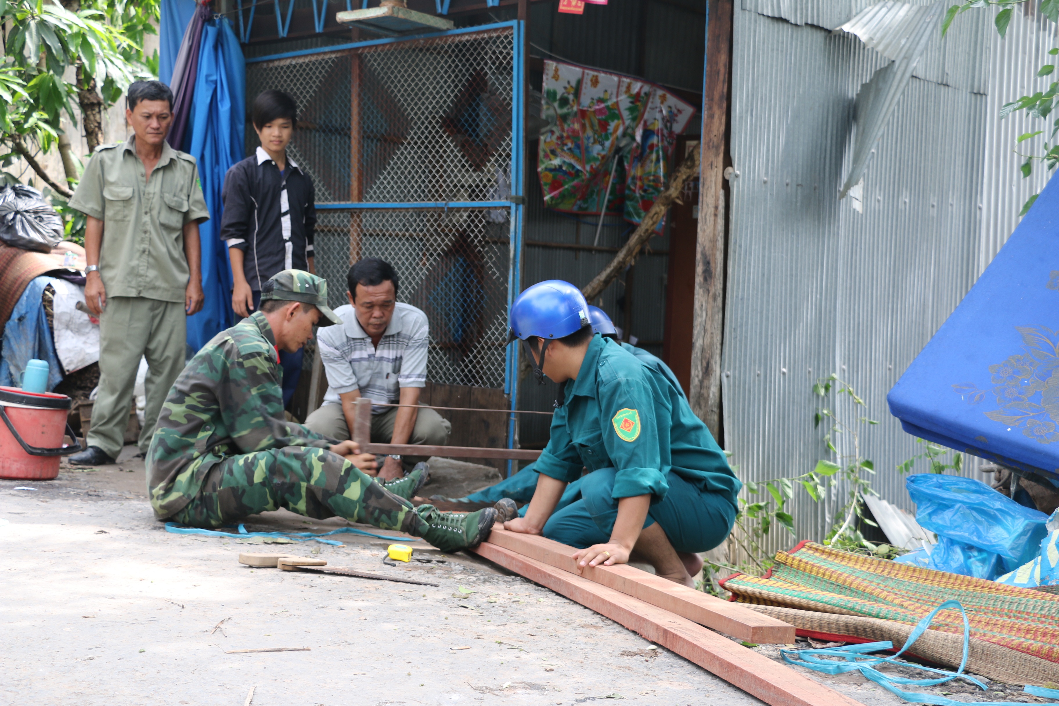 
Ngay sau khi xảy ra sự cố, ngành chức năng tỉnh An Giang đã khẩn trương huy động nhiều lực lượng tham gia hỗ trợ người dân sửa lại nhà
