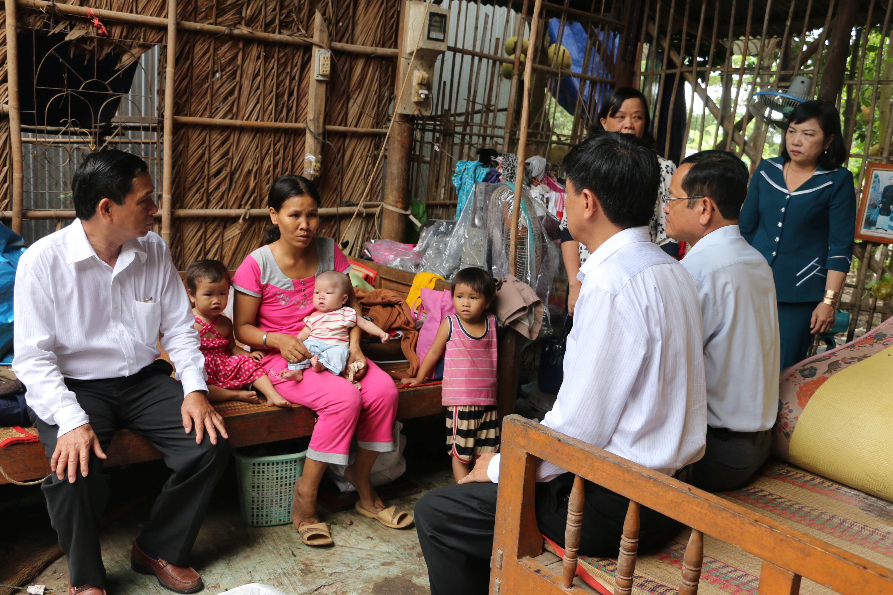 Ngành chức năng tỉnh An Giang tổ chức đoàn đến thăm hỏi các hộ dân có nhà bị hư hỏng do gió lốc đêm 18/5 gây ra