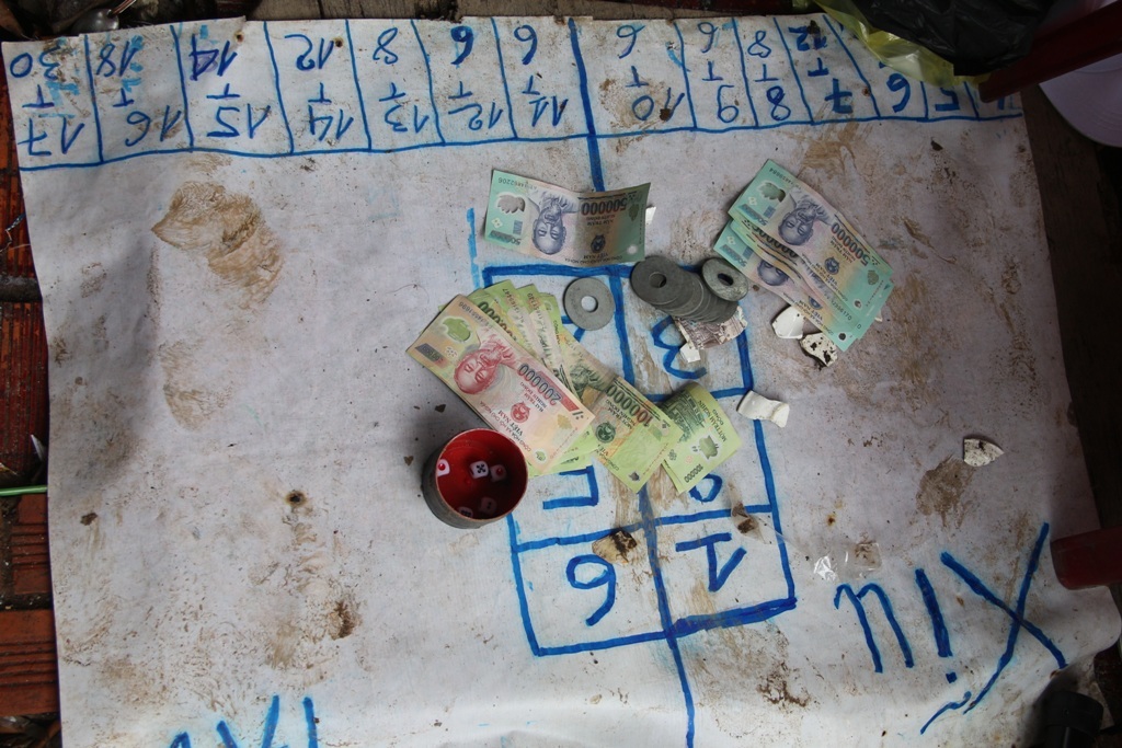 Tại hiện trường, công an thu giữ trên 90 triệu đồng và nhiều tang vật khác