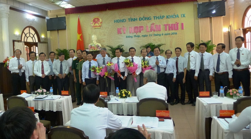Ông Nguyễn Văn Dương tái đắc cử chức Chủ tịch UBND tỉnh Đồng Tháp - 4 Thành viên UBND tỉnh Đồng Tháp khóa IX, nhiệm kỳ 2016 -2021 ra mắt các đại biểu