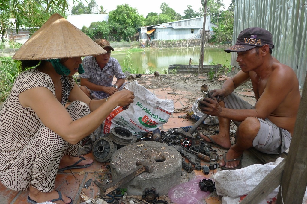 Ăn cùng ruồi, ngủ cùng... mùi hôi thối! - 5 Vợ chồng chị Lê Thị Kim Thoa - sống cạnh bãi rác cho biết, lo ba đứa con nhỏ sinh bệnh vì mùi hôi thối và ruồi nên nhiều lần chị đã tìm cách gửi 3 đứa con đi chỗ khác nhưng không được.