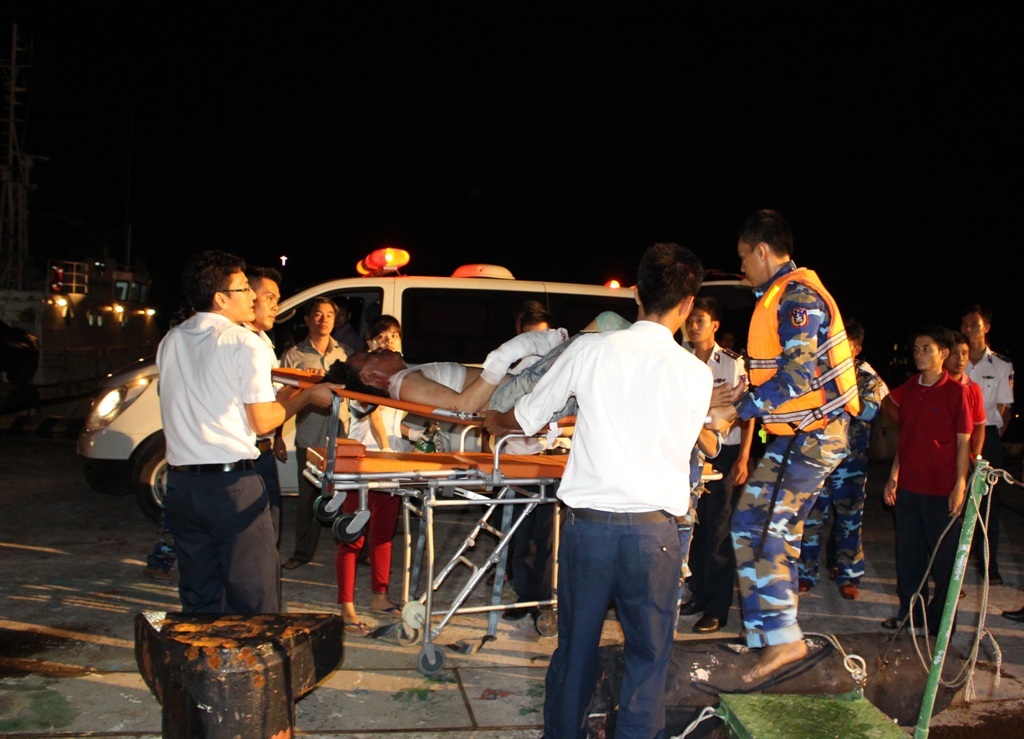 Tìm thấy 2 thi thể ngư dân trong vụ nổ tàu cá ở Phú Quốc - 1 Lực lượng chức năng vẫn đang nỗ lực tìm kiếm ngư dân mất tích còn lại