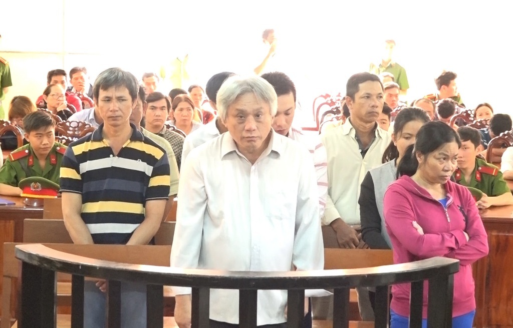 Trùm buôn lậu đường cát lớn nhất miền Tây và đồng bọn hầu tòa - 1 Trùm buôn lậu đường cát lớn nhất miền Tây và đồng bọn hầu tòa - 1